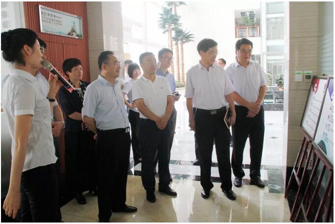 山東省外國專家局副局長杜廣選一行蒞臨天意機械參觀指導(dǎo)